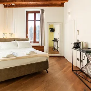 Bed & Breakfast La Finestra Sul Ponte By Postcardsfrom, Verona